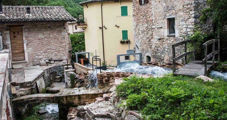 Rasiglia: il borgo intorno al fiume Menotre Rasiglia: il borgo intorno al fiume Menotre
